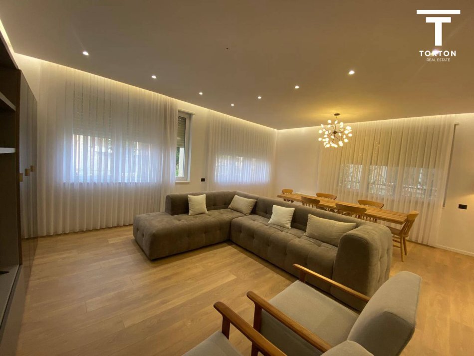 Tirane, jepet me qera Vile 4+1+Ballkon Kati 3, 350 m² 3,000 € (TEG) TT 972