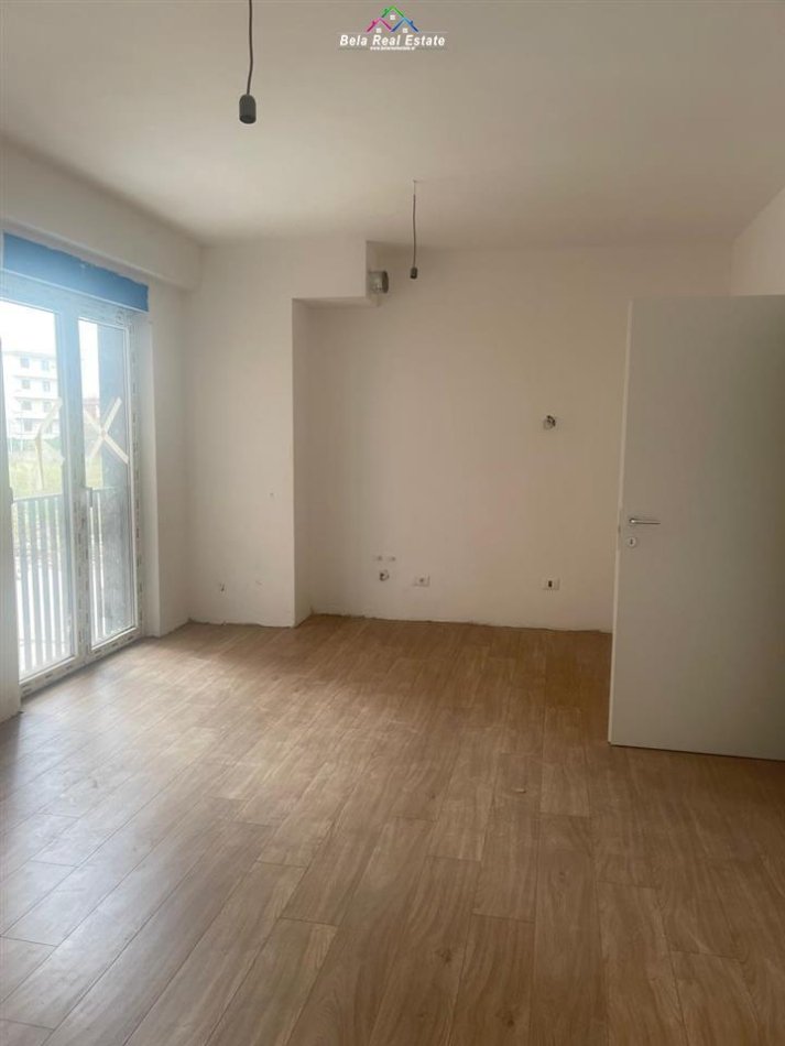Tirane, jepet me qera zyre Kati 1, 72 m² 300 € (Bulevardi i Ri)