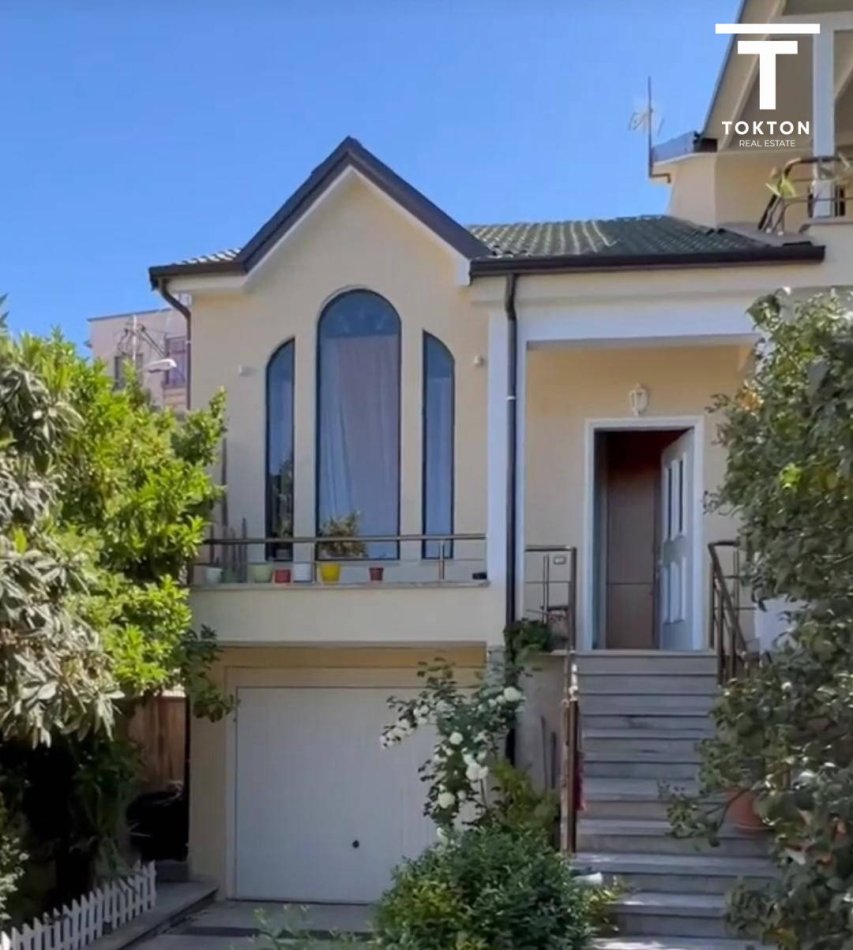 Tirane, shitet apartament 4+1+Ballkon Kati 2, 258 m² 300.000 € (Fresku) TT 393