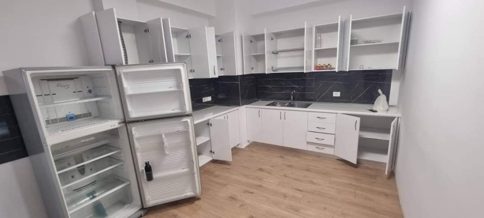 Tirane, jepet me qera zyre Kati 4, 118 m² 1.400 € (bllok)
