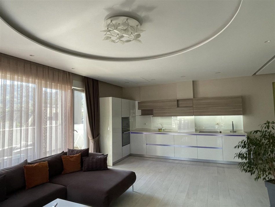 Tirane, jepet me qera apartament 3+1 Kati 4, 180 m² 1.300 € (liqeni i thate)