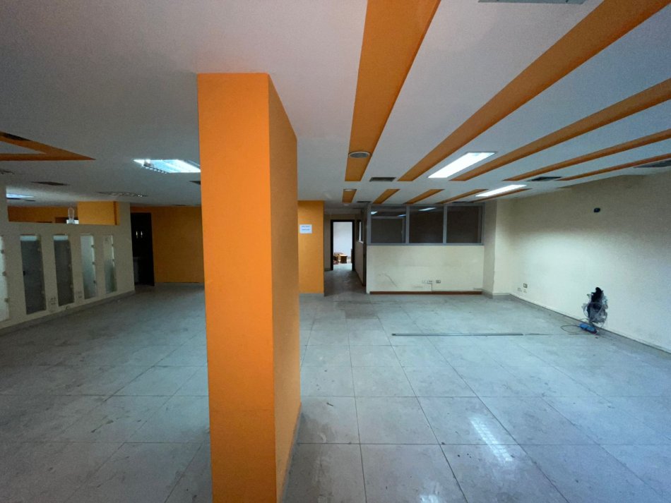 Tirane, jepet me qera magazine Kati -1, 700 m² 5.000 € (sheshi willson)