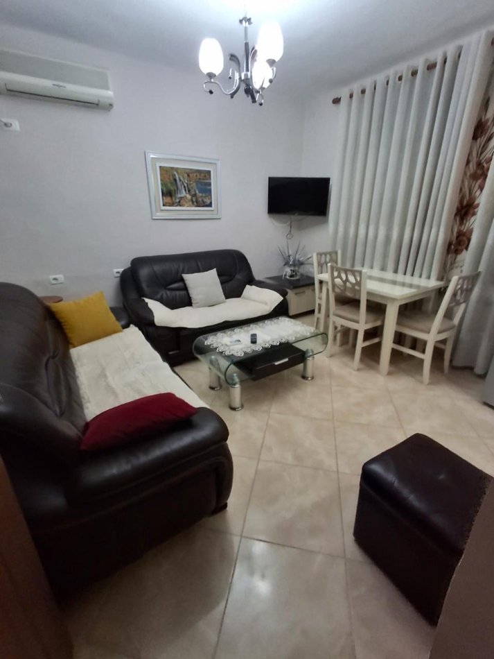 Tirane, jepet me qera apartament 1+1+Ballkon Kati 1, 55 m² 450 € (rruga e dibres)
