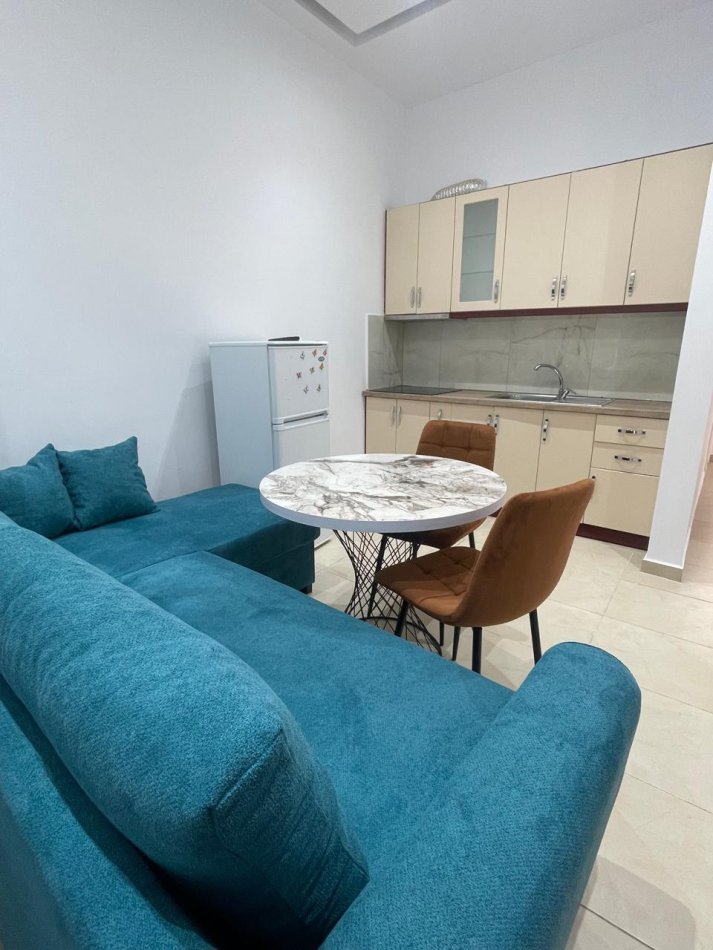 Tirane, jepet me qera apartament 1+1+Ballkon Kati 1, 60 m² 400 € (VILAT GJERMANE)