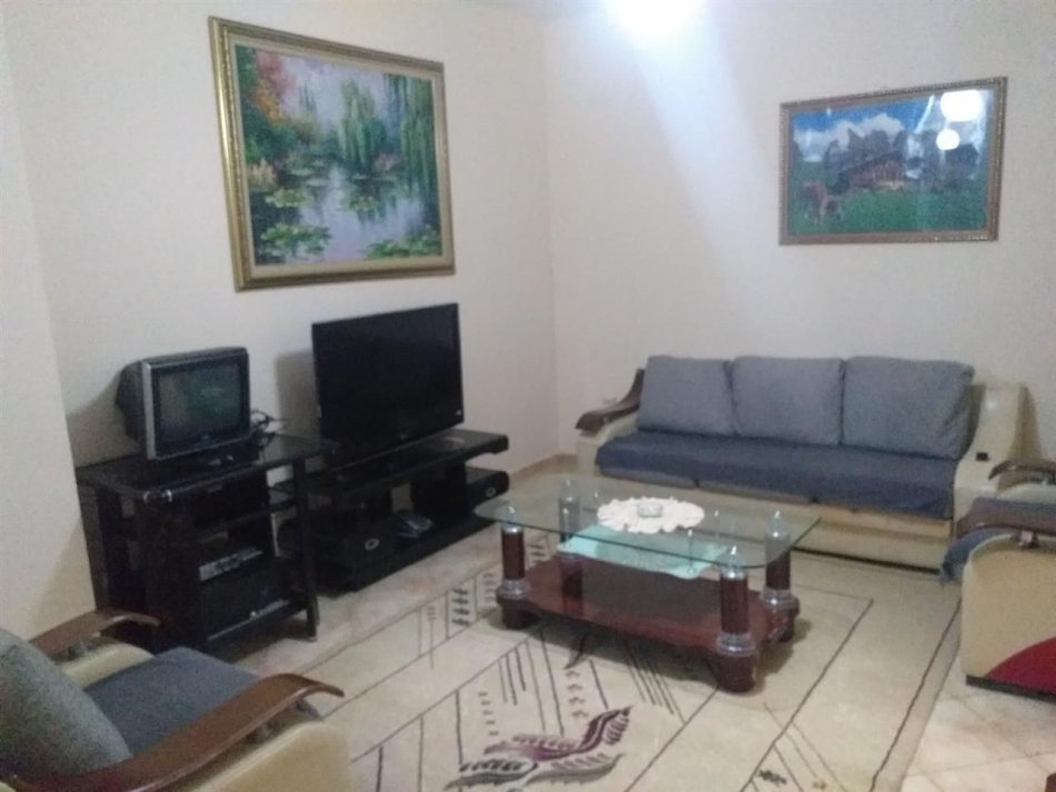 Tirane, jepet me qera apartament 1+1+Ballkon Kati 2, 70 m² 350 € (fresku)