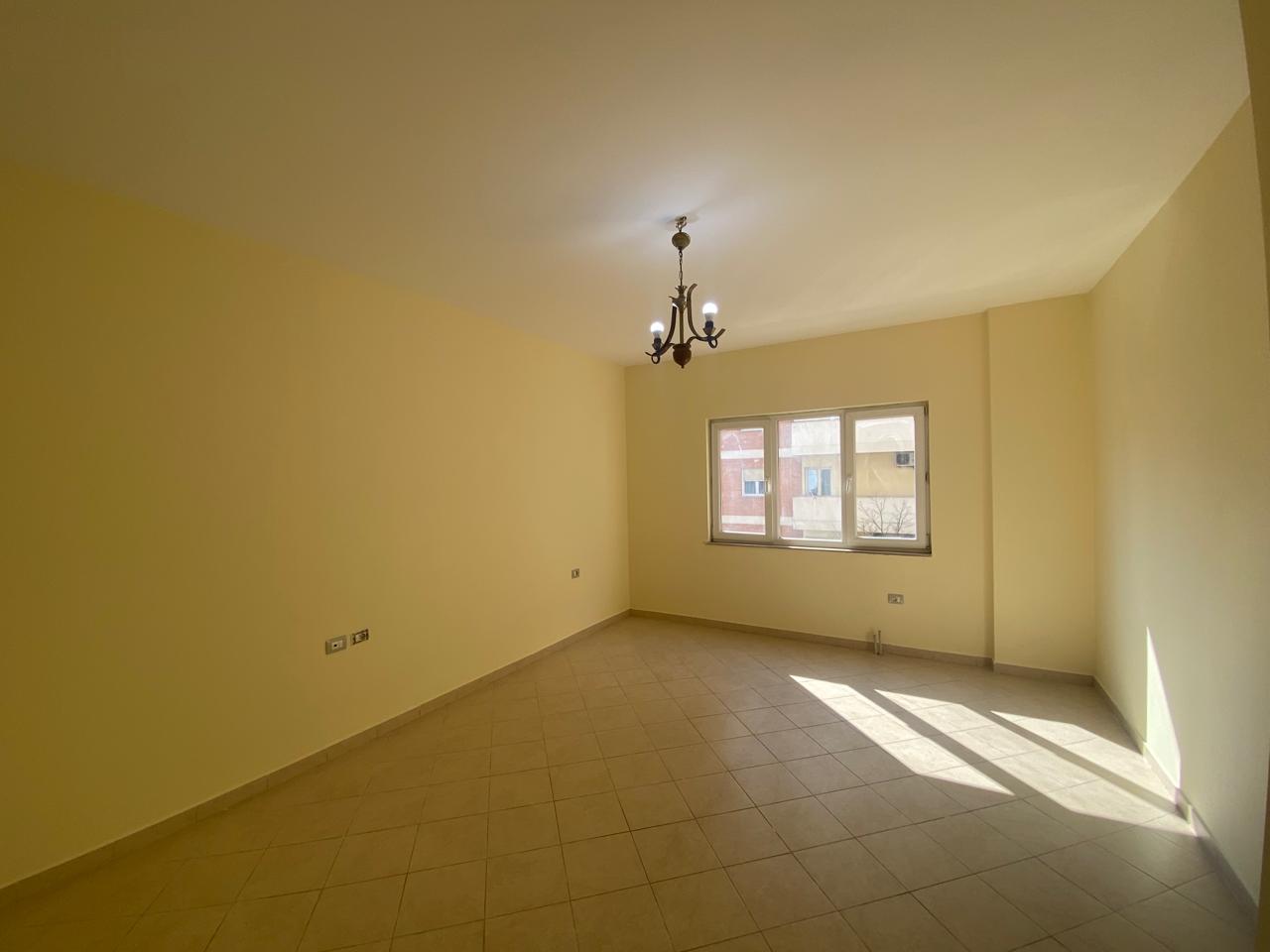 Qera, Ambient Biznesi, Rruga e Elbasanit, Tiranë - 650€ | 89m²