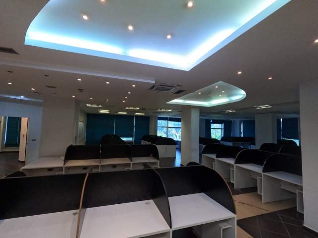 Tirane, jepet me qera ambjent biznesi Kati 2, 419 m² 4.500 Euro (Bulevardi Zhan D'Ark)