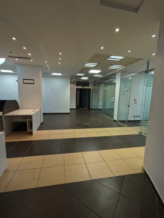 Tirane, jepet me qera ambjent biznesi Kati 2, 419 m² 4.500 Euro (Bulevardi Zhan D'Ark)