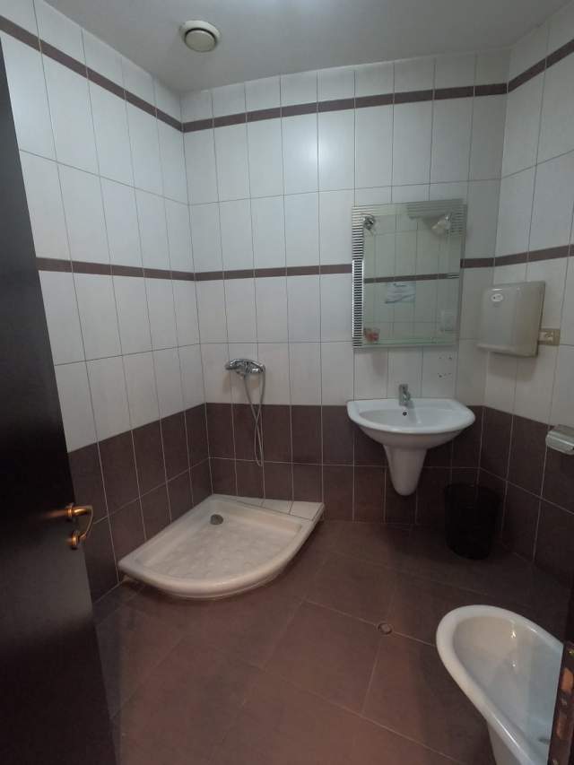 Tirane, jepet me qera ambjent biznesi Kati 2, 419 m² 4.500 Euro (Bulevardi Zhan D'Ark)