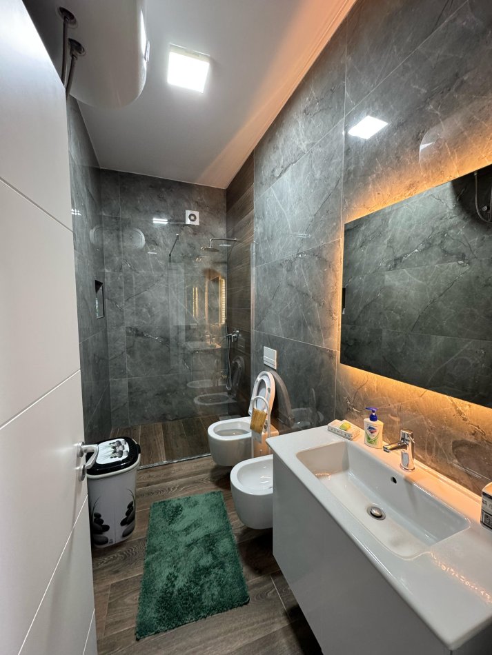 Tirane, jepet me qera apartament 2+1 Kati 3, 90 m² 500 € (ish fusha e aviacionit)