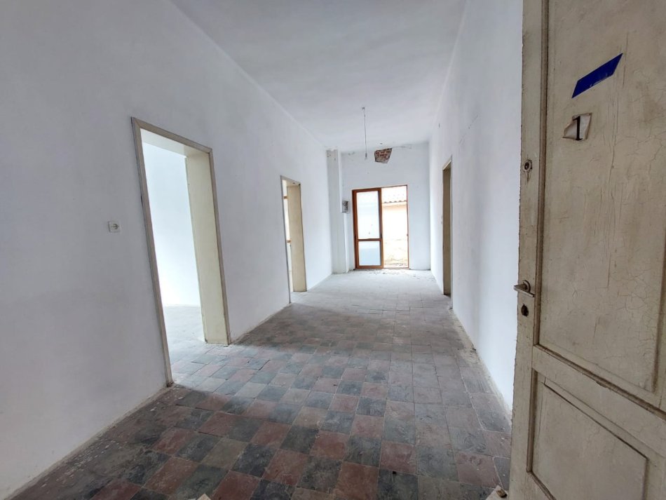 Shitet apartament 3+1 prane Shkolles Eftali Koçi, Durres   92.000 Euro