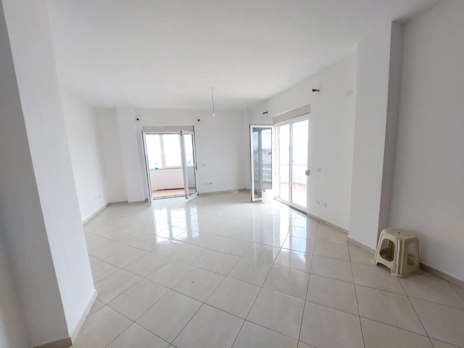 Durres, jap me qera apartament 2+1 Kati 7, 300 € (Prane Gjykates se Rrethit, Durres)