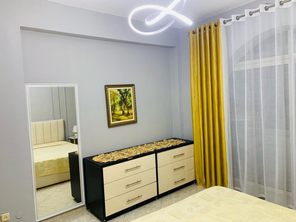 Tirane, jepet me qera apartament 1+1+Ballkon Kati 4, 74 m² 550 € (Rruga e kavajes , perballe kishes katolike)