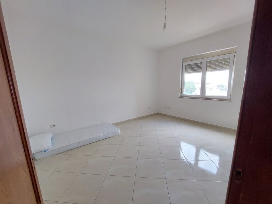 Durres, jap me qera apartament 2+1 Kati 7, 300 € (Prane Gjykates se Rrethit, Durres)