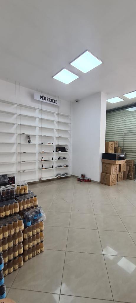 Tirane, shes ambjent biznesi Kati 0, 125 m² 250.000 Euro (Pallati me Shigjeta)