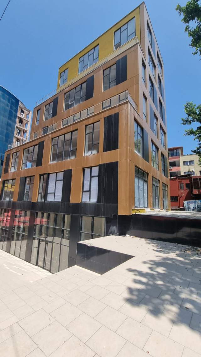 Tirane, jepet me qera ambjent biznesi Kati 5, 175 m² 1.200 Euro (ish stacioni trenit)