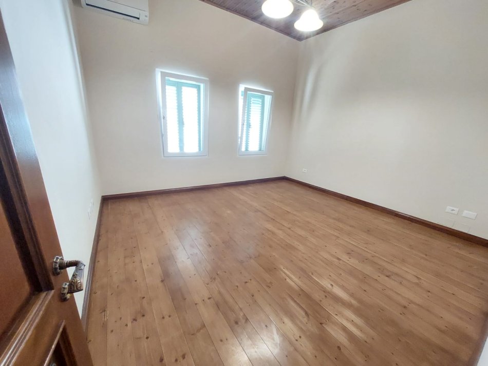 Durres, jepet me qera ambjent biznesi Kati 1, 112 m² 700 € (Prane Gjykates se Rrethit Durres)