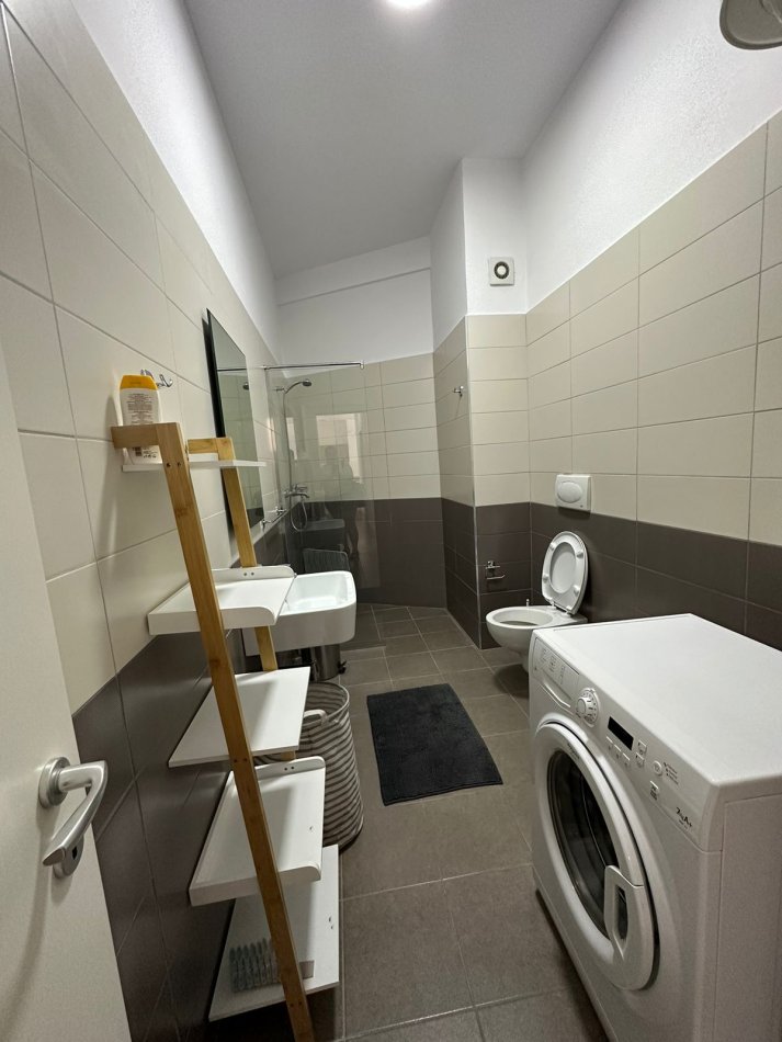 Tirane, jepet me qera apartament 2+1 (i mobiluar), Kati 8, 700 € (Ndre Mjeda)