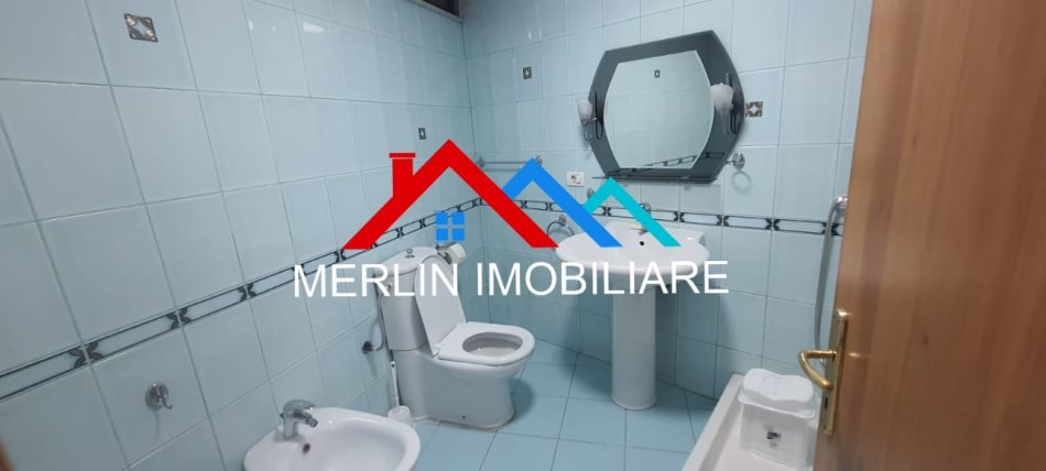 Tirane, jepet me qera ambjent biznesi Kati 2, 160 m² 1.500 € (RRUGA KAJO KARAFILI)