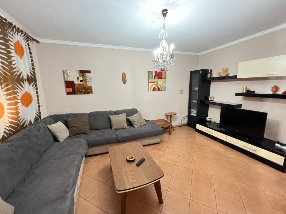 Tirane, jepet me qera apartament 1+1 Kati 5, 56 m² 350 € (xhamllik)