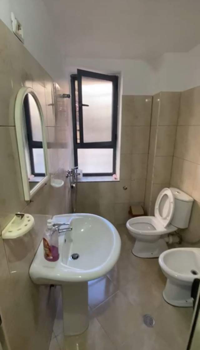 Tirane, jepet me qera apartament 1+1+BLK Kati 1, 60 m² 350 Euro (rruga Riza Cerova)