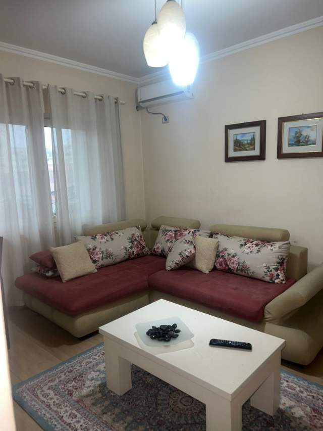 Tirane, jepet me qera apartament 2+1 Kati 3, 90 m² 600 Euro (rruga Fortuzi)
