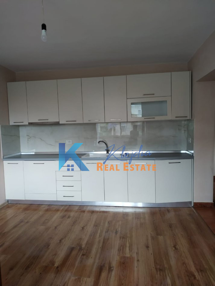 Tirane, jap me qera zyre Kati 2, 50 m² 400 € (Zyre per qira te Kryqezimi i 21 Dhjetorit)