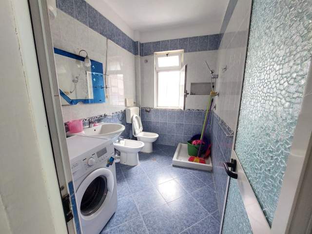 !!DHENE!!Durres, jepet me qera apartament 1+1 Kati 5, 87 m² 250 Euro  (Prane Gjykates, Durres)