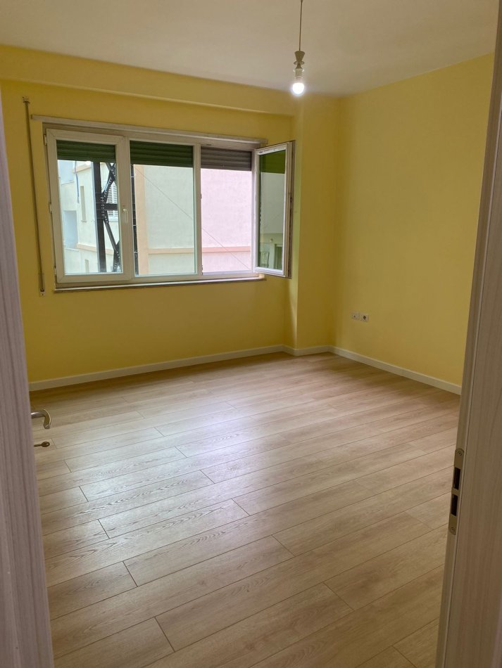 Tirane, jepet me qera zyre Kati 2, 82 m² 700 € (Selvia)