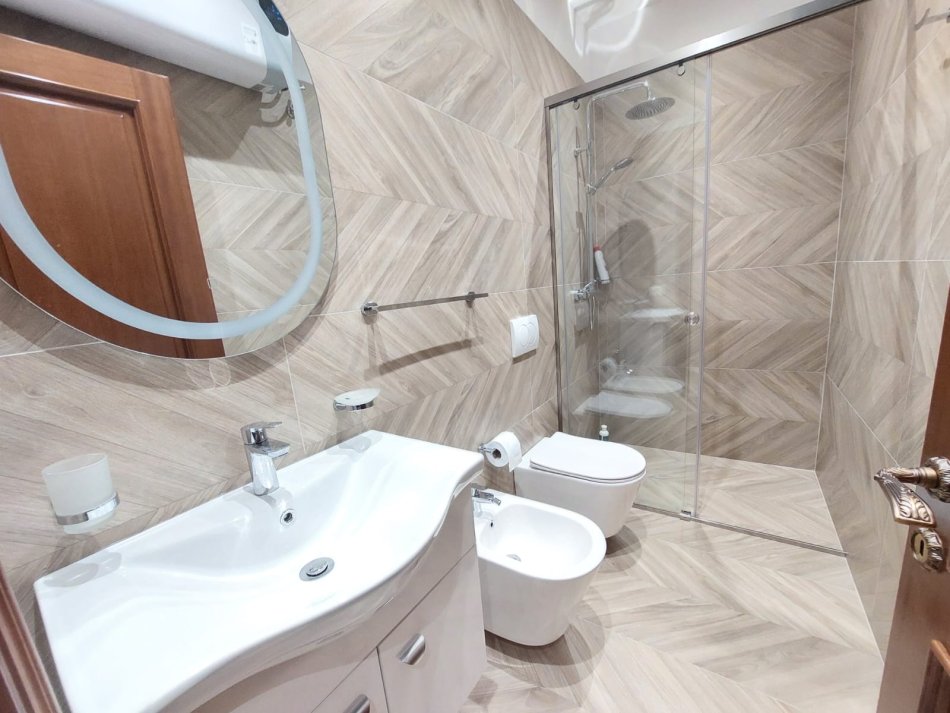 Durres, jepet me qera ambjent biznesi Kati 1, 112 m² 700 € (Prane Gjykates se Rrethit Durres)