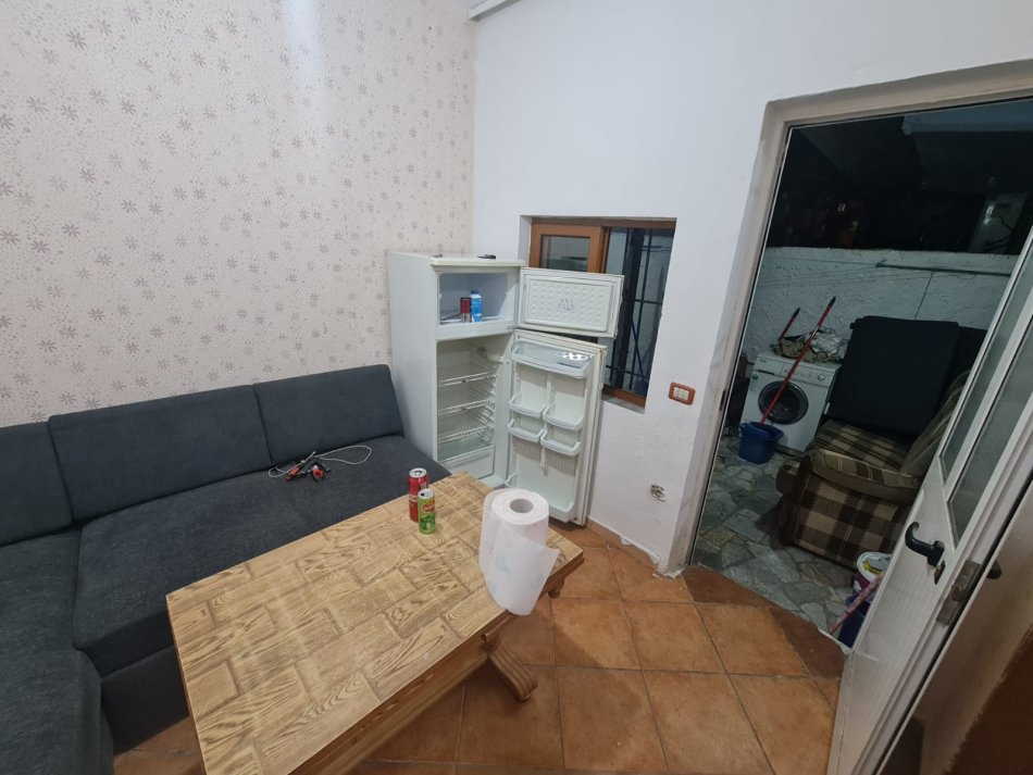 Tirane, jepet me qera apartament 1+1 Kati 1, 50 m² 330 € (QSUT)