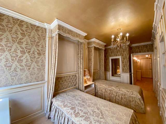 Tirane, jepet me qera apartament 2+1+BLK Kati 3, 145 m² 1.000 Euro (blloku)