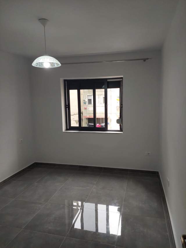 Tirane, jepet me qera ambjent biznesi Kati 2, 60 m² 400 Euro (rruga Ndre Mjeda)