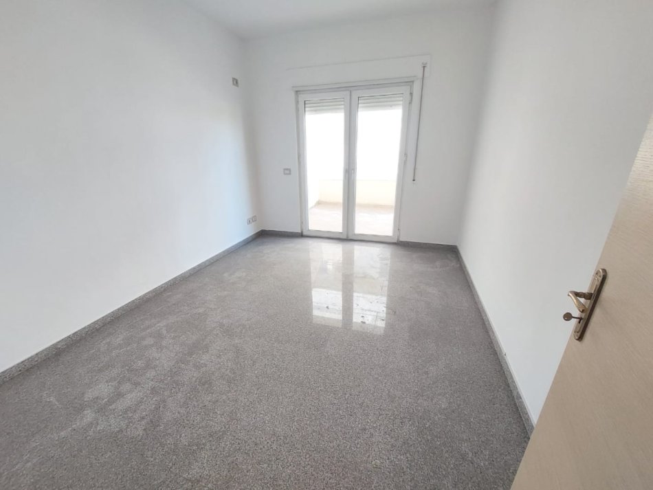 Shitet apartament 3+1 tek Shkembi i Kavajes, Durres