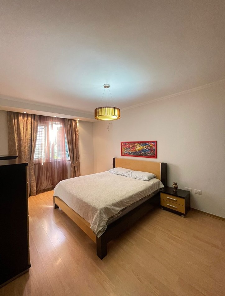 Tirane, jepet me qera apartament duplex 3+1+Ballkon Kati 3, 128 m² 1.100 € (Rezidenca Kodra e Diellit 1)