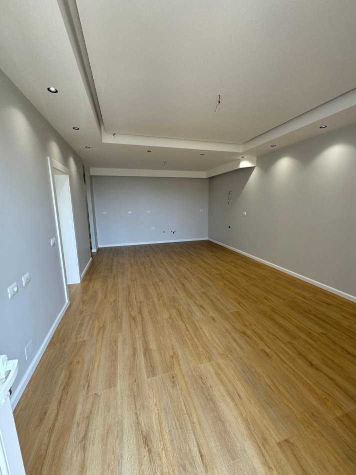 Tirane, shitet apartament 3+1 Kati 2, 140 m² 180.000 € 