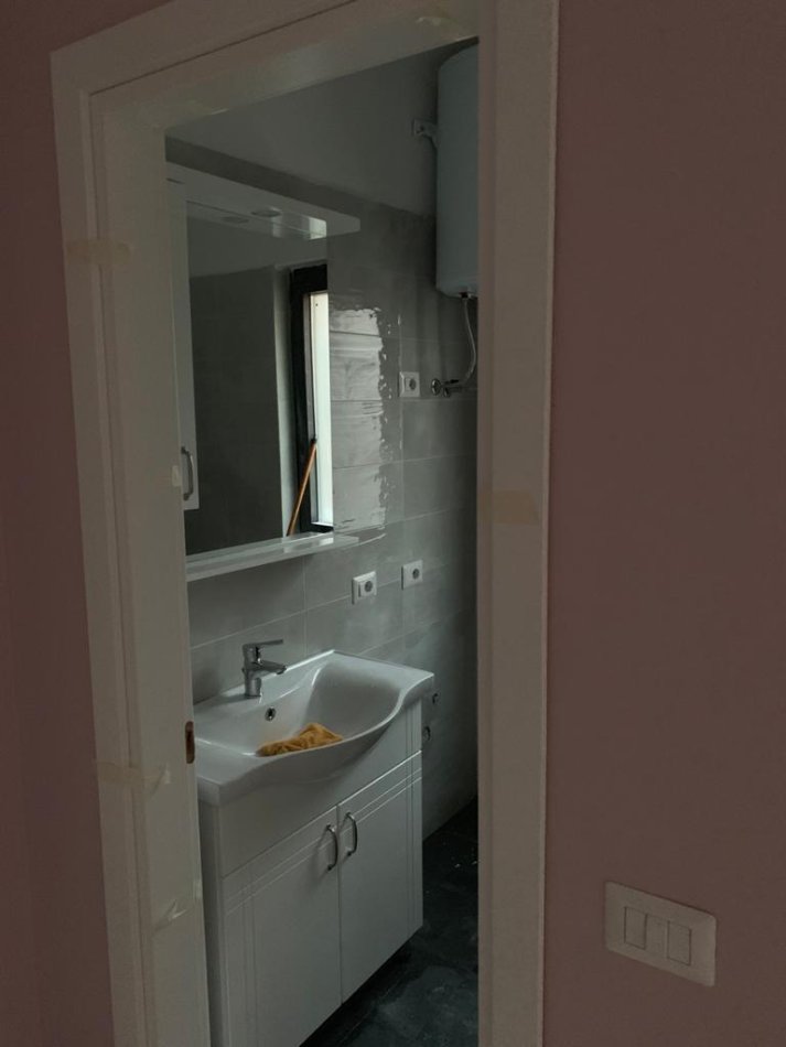 Tirane, jepet me qera apartament 1+1+Ballkon Kati 3, 65 m² 500 € (21 dhjetori , prane hotel mondial)