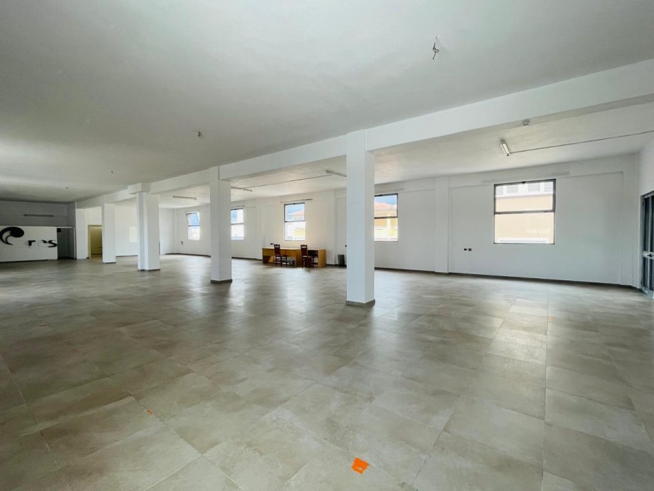Tirane, jepet me qera zyre Kati 2, 430 m² 1.200 € (Sauk)
