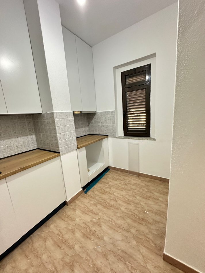 Tirane, jepet me qera Vile 3 Katshe, , 350 m² 900 € 