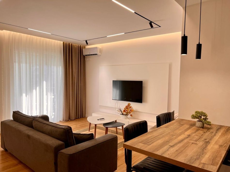 Tirane, jepet me qera apartament 1+1+Ballkon Kati 2, 72 m² 700 € (Komuna Parisit)