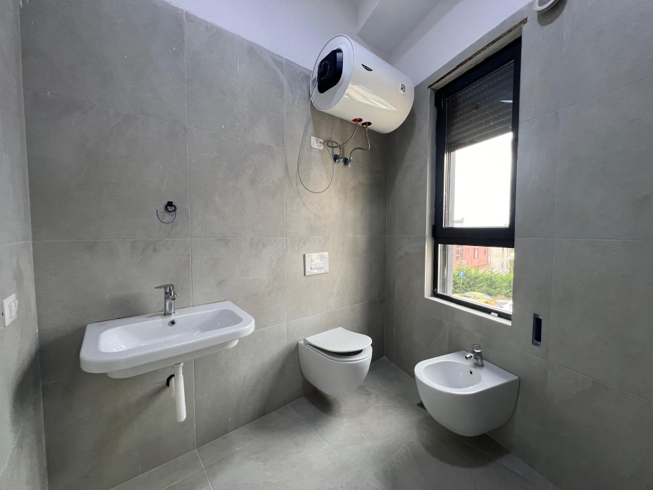 Tirane, jepet me qera apartament 2+1+Aneks+Ballkon Kati 1, 85 m² 500 € (ALI DEMI)