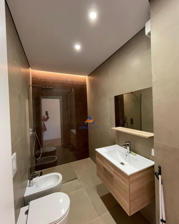 JEPET APARTAMENT 3+1 ME QERA TE LIQENI I THATË 1100 EURO