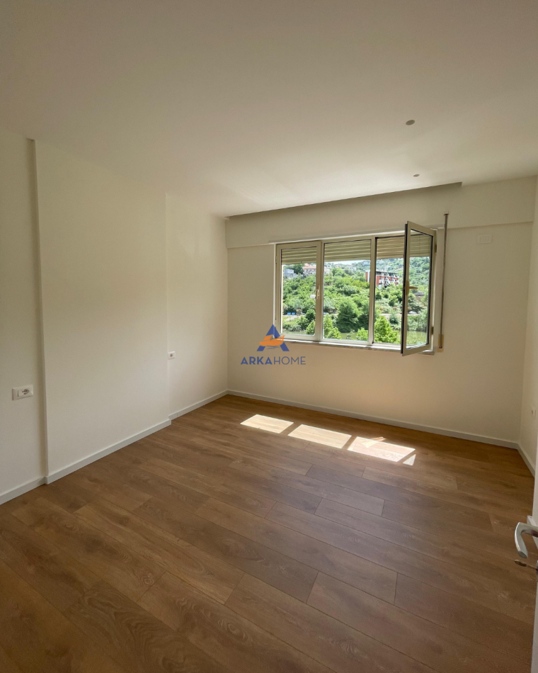 JEPET APARTAMENT 3+1 ME QERA TE LIQENI I THATË 1100 EURO