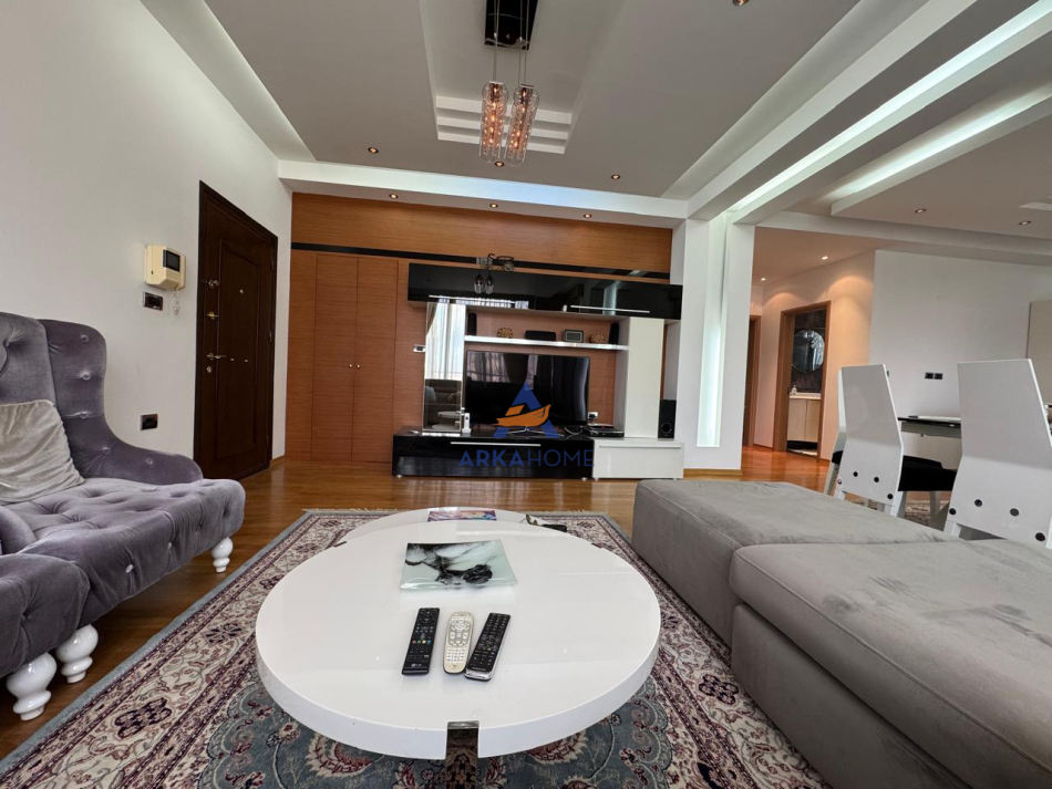 JEPET APARTAMENT ME QERA 2+1+2 BALLKONE TEK BLLOKU 2000 EURO