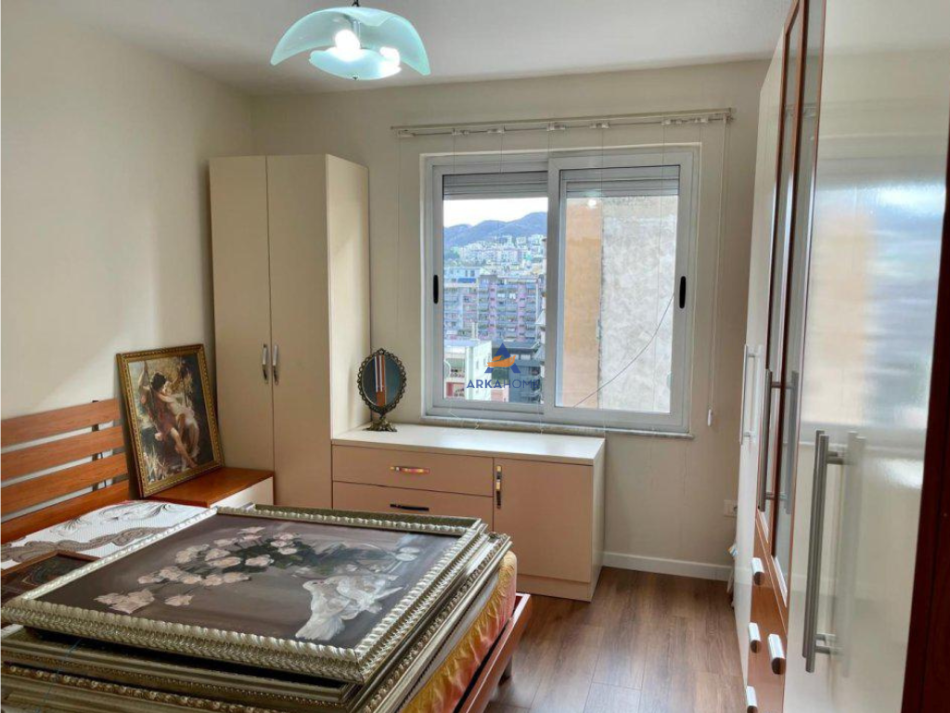 SHITET APARTAMENT 1+1+BALLKON PRANE RRETHIT TË KOMUNES,KOMUNA E PARISIT 155.000 EURO