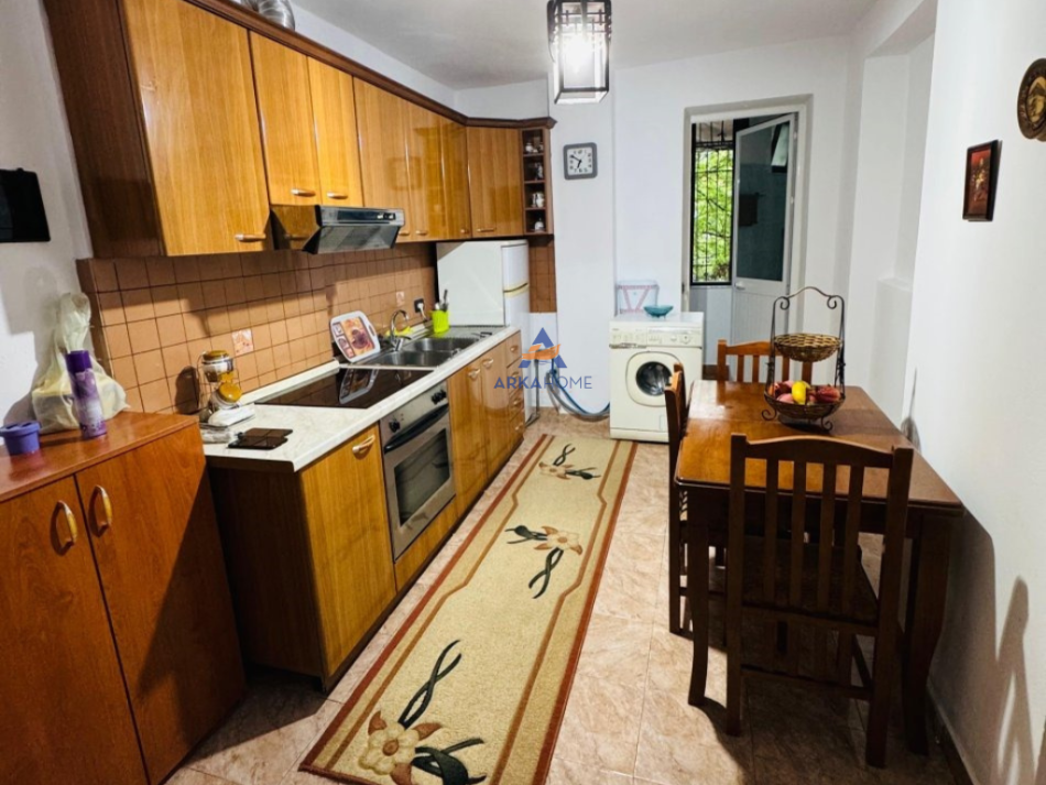 JEPET APARTAMENT ME QERA 1+1+BALLKON PRANE MEDRESESE, 450 EURO