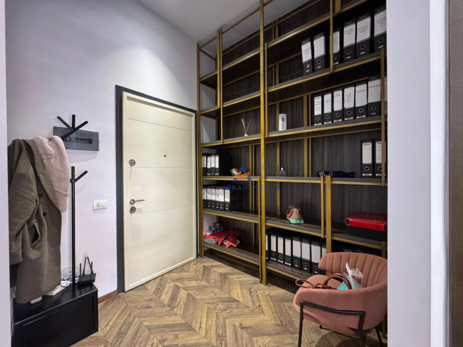 JEPET ZYRE PER QERA 700 PALLATET GOLDEN PARK PRANE SPITALIT AMERICAN 3 8000 EURO.