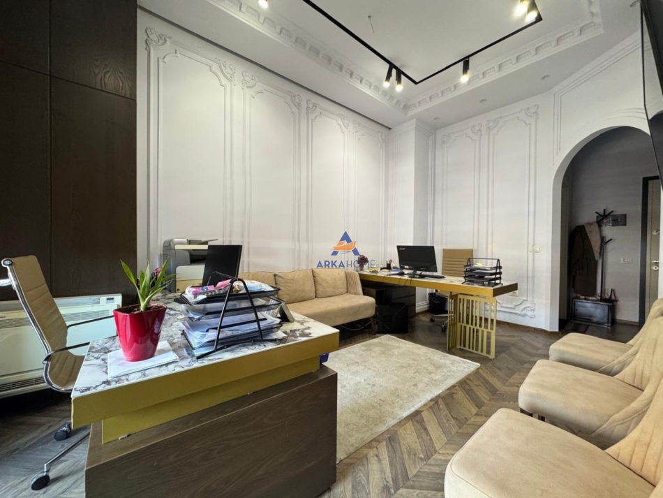 JEPET ZYRE PER QERA 700 PALLATET GOLDEN PARK PRANE SPITALIT AMERICAN 3 8000 EURO.