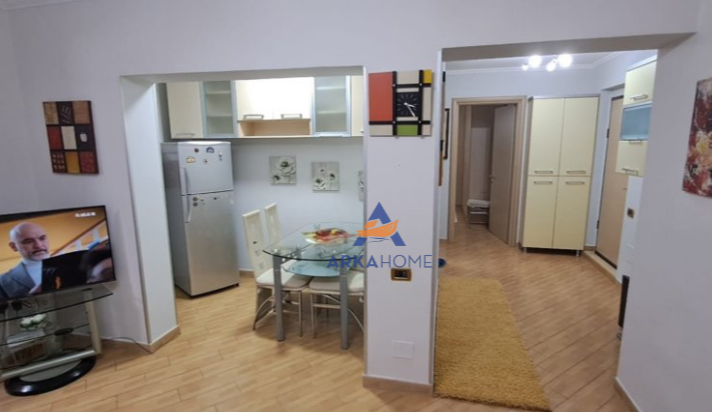 Tirane, jepet me qera garsonier 1+1+Aneks Kati 4, 55 m² 500 € (Prane Liceut Artistik)