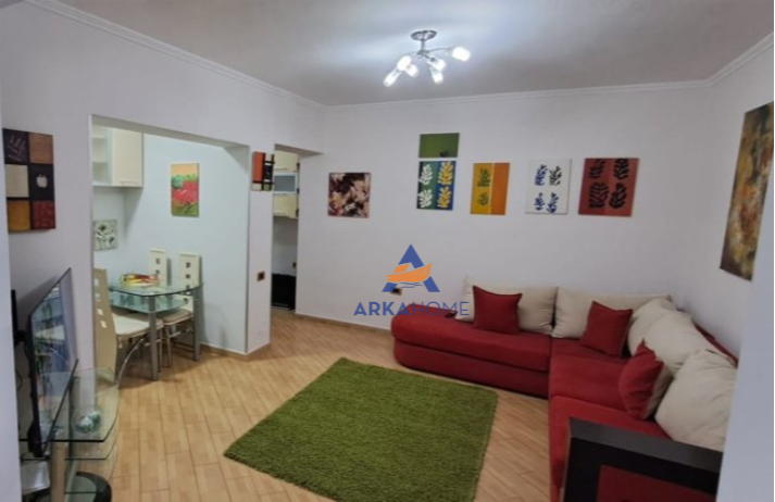 Tirane, jepet me qera garsonier 1+1+Aneks Kati 4, 55 m² 500 € (Prane Liceut Artistik)